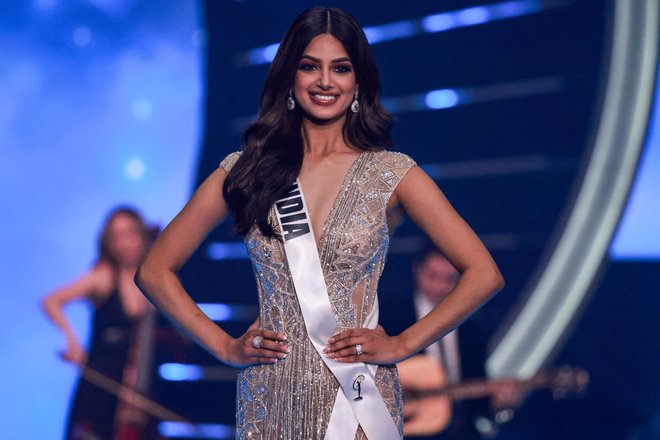 Miss Universe, 21-letna Indijka Harnaaz Sandhu, mladim svetuje, naj bodo edinstveni in se ne primerjajo z drugimi. FOTO: Menahem Kahana/AFP
