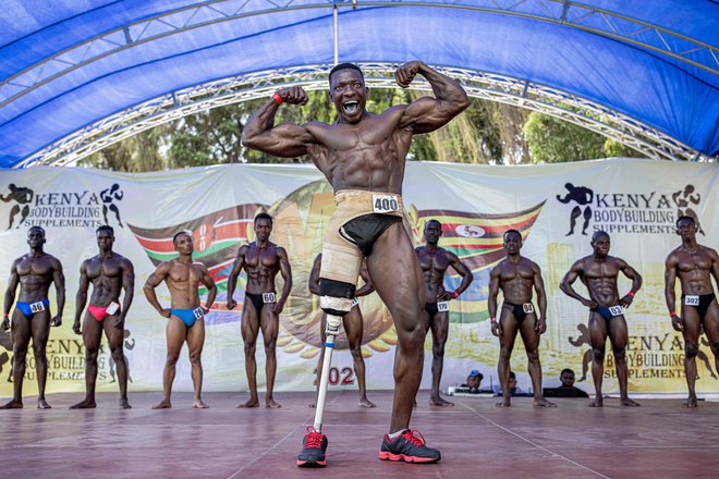 V kenijskem mestu Mombasa 28-letni Tamale Safaulu tekmuje v bodibildingu za naziv Mr. 001. Tamale je ugandski bodybuilder, ki tekmuje od leta 2015. Februarja 2020 je izgubil nogo v nesreči z motorjem, vendar je leto pozneje uspel zmagati v kategoriji invalidi. Mr.001 je njegovo prvo tovrstno tekmovanje izven Ugande. FOTO: Patrick Meinhardt/Afp

&nbsp;
