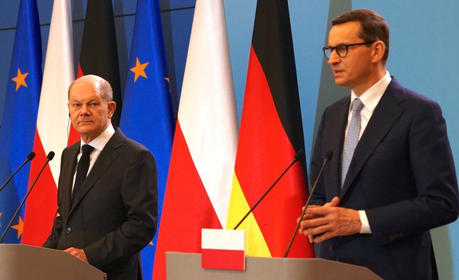 Nemški kancler Olaf Scholz in poljski premier Mateusz Morawiecki sta velik del pogovorov namenila zaostrenim razmeram na vzhodu Evrope. FOTO: Janek Skarzynski/AFP
