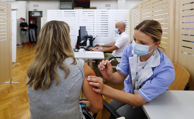 Strokovnjaki poudarjajo, da je cepljenje še vedno glavno orodje za obvladovanje epidemije. FOTO: Matej Družnik/Delo
