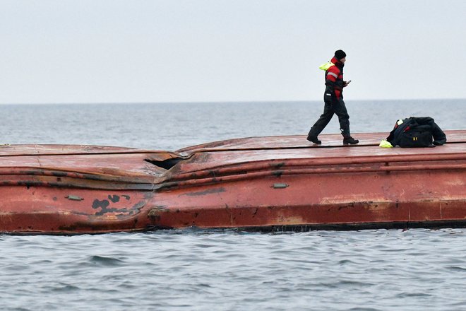Danska ladja&nbsp;&nbsp;Karin Hoej je imela le dva člana posadke. Oba pogrešajo. FOTO: Tt News Agency via Reuters
