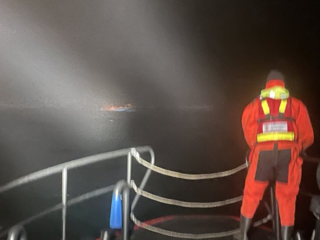 V iskanje dveh pogrešanih mornarjev v ledenem Baltskem morju se je podalo devet ladij in dva helikopterja, a zaenkrat brez rezultata. FOTO: Švedska morsko-reševalna služba via Reuters

