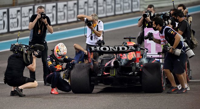 Max Verstappen je na cilju dirke v Abu Dabiju razkril tudi svojo čustveno plat. FOTO: Andrej Isaković/AFP
