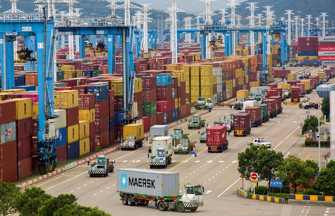 Z uporabo cenene in brezpravne delovne sile je Kitajska postala globalna trgovka in največja izvoznica. FOTO: Stringer/Reuters
