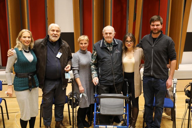 Ustvarjalska ekipa (z leve proti desni): Vilma Štritof, Boris Cavazza, Špela Kravogel, Radko Polič - Rac, Maja Martina Merljak in Urban Gruden. FOTO: Adrian Pregelj
