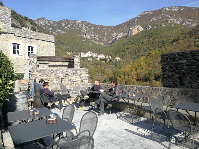 Bar z razgledom na okoliške griče. Foto Maja Grgič
