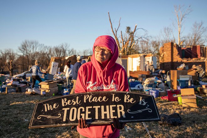 Tornadi, ki so pred dnevi prizadeli šest ameriških zveznih držav, so terjali najmanj 88 življenj, od tega 74 v najbolj prizadeti zvezni državi Kentucky. Še vedno pogrešajo 109 ljudi, tako da končno število žrtev verjetno še nekaj časa ne bo znano. Je pa bilo manj žrtev v tovarni sveč v Mayfieldu, kot je sprva kazalo. V času nesreče je v tovarni, ki jo je tornado uničil, delalo 110 ljudi. Osem jih je umrlo, osem jih pogrešajo, medtem ko jih je 94 nesrečo preživelo. FOTO: Gunnar WordAfp
