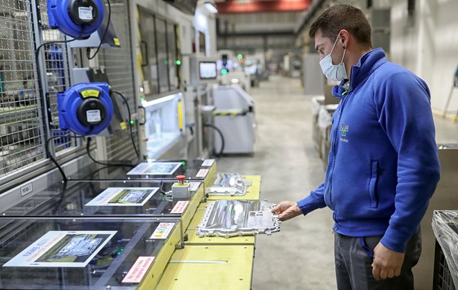 Slovenska industrija na letni ravni povečuje proizvodnjo hitreje od povprečja Unije. FOTO: Blaž&nbsp;Samec/Delo
