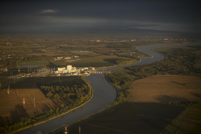 Nuklearna elektrarna Krško bi lahko dobila večjo sestro v neposredni bližini. FOTO: Jure Eržen/Delo
