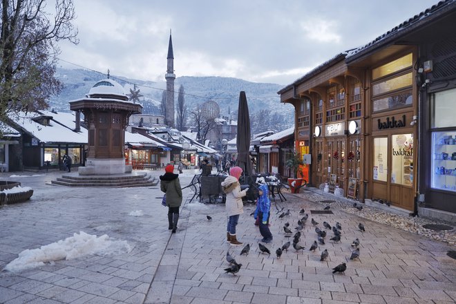 Zimska podoba Sarajeva ne kaže, da je država v krču in da gostje v televizijskih oddajah prepričujejo državljane, da je kljub politični negotovosti Bosna in Hercegovina še vedno varna država. FOTO: Jože Suhadolnik/Delo
