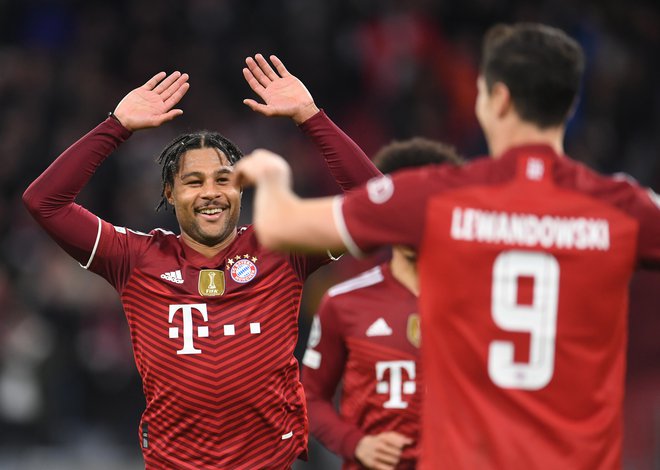 Serge Gnabry in Robert Lewandowski sta blestela v Stuttgartu. FOTO: Andreas Gebert/Reuters
