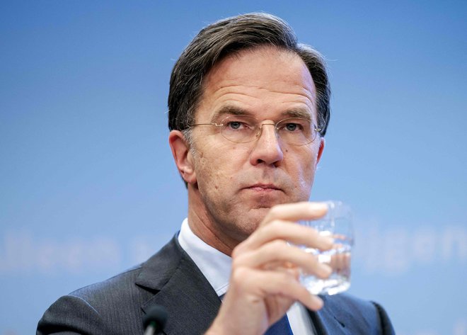 Nizozemska bo prihodnji zaradi omikrona zaprla osnovne šole in podaljšala zaprtje javnega življenja v nočnih urah, je danes napovedal nizozemski premier Mark Rutte. FOTO: Bart Maat/AFP
