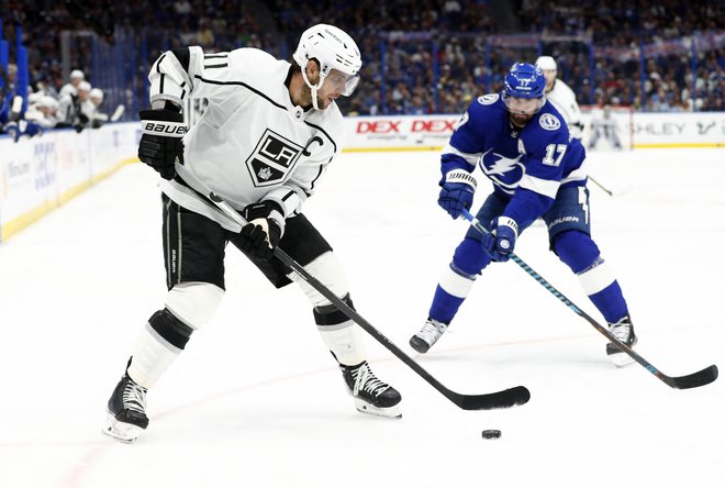 Alex Killorn (desno) poskuša ustaviti Anžeta Kopitarja v zadnji tretjini dvoboja v dvorani&nbsp;Amalie Arena v Tampi. FOTO: Kim Klement/USA&nbsp;Today Sports
