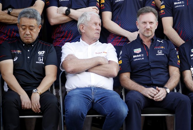 Helmut Marko ob generalnem menedžerju Honde F1 Masašiju Jamamotu (levo) in šefu ekipe Red Bulla Christianu Hornerju pred začetkom dirkaškega konca tedna v ZAE.&nbsp;FOTO: Hamad I Mohammed/Reuters
