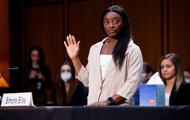 Simone Biles med prisego pred začetkom pričanja 15. septembra v Washingtonu. FOTO: Saul Loeb/Reuters
