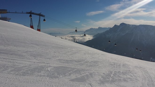 S Kompasom gre ta konec tedna na začetek smučarske sezone v avstrijski Matrei in italijanski Kronplatz okoli petsto smučarjev. FOTO:  Mitja Felc/Delo
