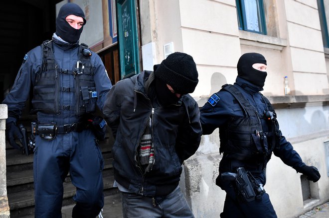 Nemška policija je v Dresdnu aretirala enega od usumljencev zaradi groženj s smrtjo saškemu premieru Michaelu Kretschmerju. Foto Matthias Rietschel/Reuters
