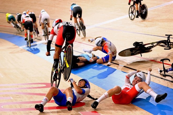 Avgust 2021. Na OI v Tokiu je na hitrostni kolesarski dirki na velodromu Izu po padcu, Eliso Balsamo iz Italije dobesedno prevozila Ebtissam Zayed Ahmed iz Egipta. FOTO: Matthew Childs/Reuters

 
