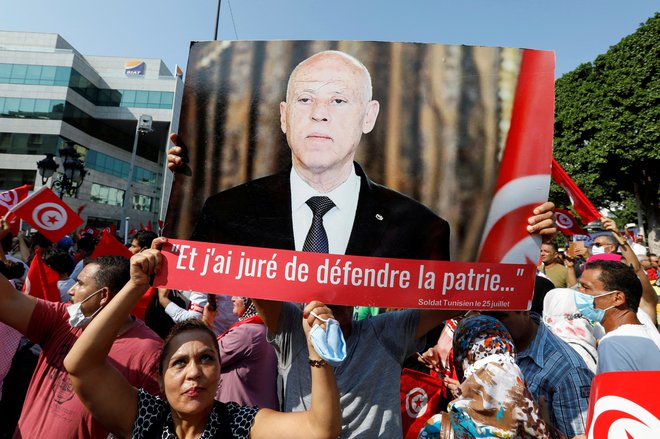 Podporniki tunizijskega&nbsp;predsednika Kaisa Sajeda v Tunisu.

FOTO: Zoubeir Souissi/Reuters
