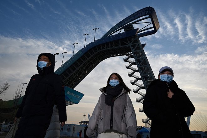 Peking si želi zagotoviti modro nebo nad vsemi olimpijskimi prizorišči, zato bodo začasno zaprli številne tovarne. FOTO: Noel Celis/AFP
