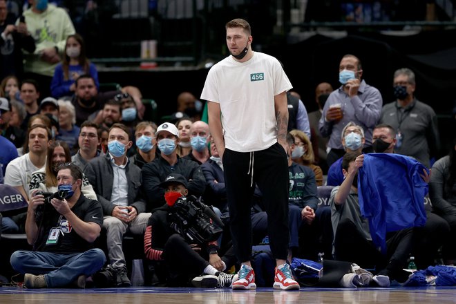 Luka Dončić bo po petih letih čakanja septembra 2022 z reprezentančnimi kolegi vendarle lahko začel z obrambo naslova evropskih prvakov. FOTO: Tom Pennington/AFP
