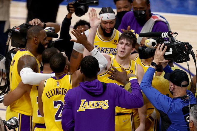 Košarkarji moštva Los Angeles Lakers so se takole veselili zmage v Dallasu. FOTO: Tom Pennington/AFP
