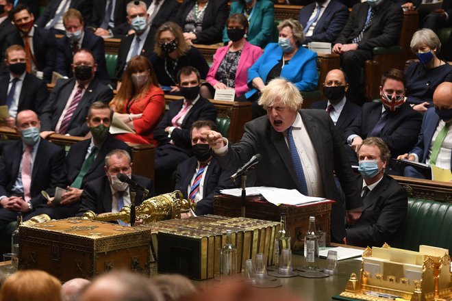 Britanski premier Boris Johnson gestikulira med premierskimi vprašanji v parlamentu v Londonu, kjer je v sredo branil napade o svoji sposobnosti za vodenje, potem ko se je skoraj 100 njegovih poslancev uprlo njegovim novim omejitvam zaradi koronavirusa. FOTO: Talor Affsica/Afp

&nbsp;
