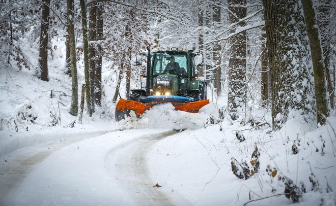 Hribovskim občinam država za čiščenje cest nameni enako vsoto denarja kot tistim, kjer snega v vsem letu sploh nimajo. FOTO: Matej Družnik/Delo
