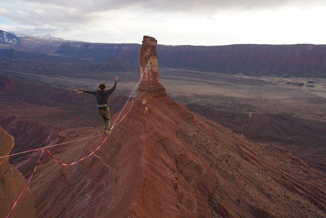 Spencer Seabrooke je leta 2015 postavil rekord, ko je kar 290 metrov nad tlemi prehodil 64 metrov brez vsakršne zaščite. FOTO: Discovery Channel
