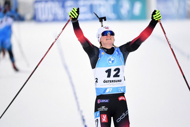 Marte Olsbu Roeiseland (na fotografiji) proslavlja zmago na zasledovanju v Östersundu. FOTO: Fredrik Sandberg/AFP
