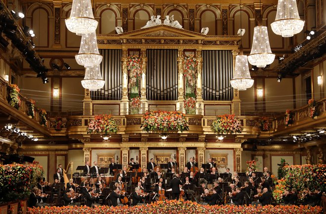 Letos je novoletni koncert vodil italijanski maestro Riccardo Muti, a pred prazno zlato dvorano dunajskega Musikvereina. FOTO: Dieter Nagl/Wiener Philharmoniker
