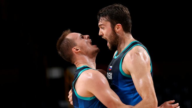 Klemen Prepelič in Mike Tobey med tekmo s Španijo na olimpijskih igrah v Saitami. FOTO: Brian Snyder/Reuters
