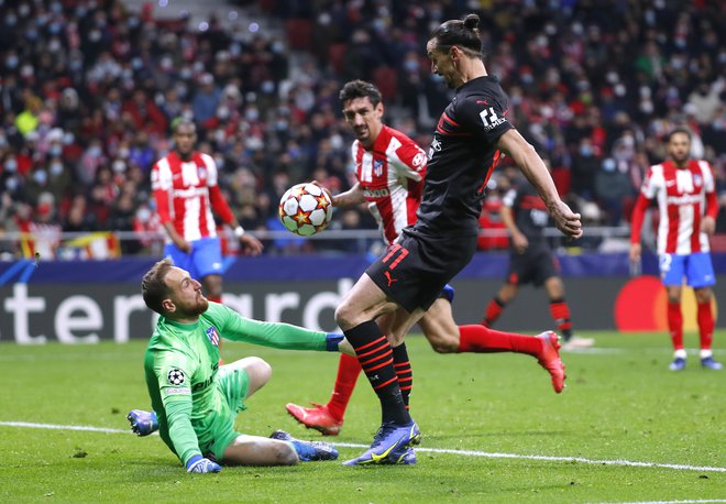 Zlatan Ibrahimović je v ligi prvakov letos enkrat premagal Jana Oblaka (oba na fotografiji) in njegov Atletico Madrid, a zvezdnik Milana še ni zabil gola slovenskemu vratarju. FOTO: Juan Medina/Reuters
