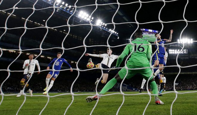 Jarrad Branthwaite je prinesel Evertonu točko na&nbsp;Stamford Bridgeu. FOTO: Peter Cziborra/Reuters
