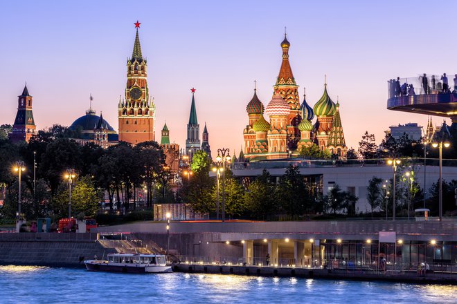 Moskva, Rusija

Znana po svoji božični osvetlitvi je ruska prestolnica drugo najsvetlejše (vele)mesto na svetu. V povprečju ima zgolj pet ur sončne svetlobe na dan, a to dejstvo nadomešča izred­na stopnja svet­lobnega onesnaženja z umetno razsvetljavo, po katerem je Moskva uvrščena na vrh lestvice.
