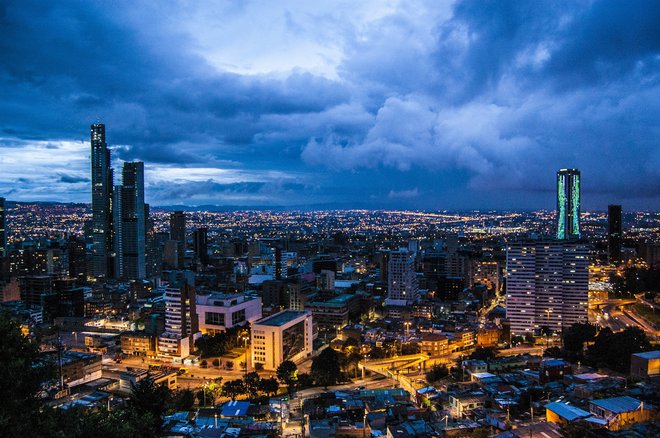 Bogota, Kolumbija 

Sloves najtemnejšega mesta na svetu si je prislužila kolumbijska prestolnica Bogota. To ne pomeni, da je temna, temačna vsa država, Barranquilla na severu države ima v povprečju sedem sončnih ur na dan, bliže južni polobli, v Bogoti, je sonca pol manj. Poleg tega se mesto lahko pohvali z eno najnižjih stopenj umetne svetlobe in s tem svetlobne onesnaženosti.
