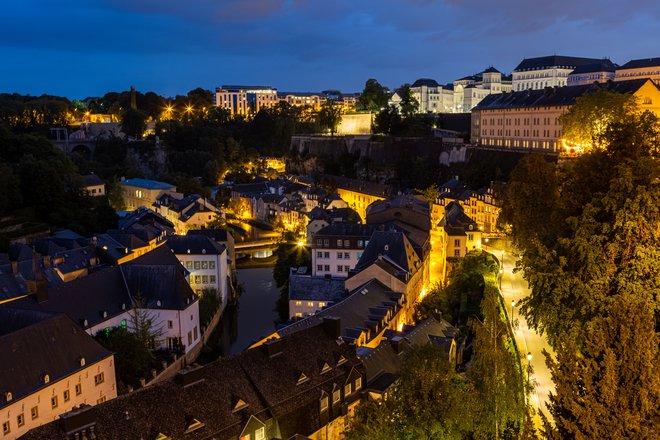 Luxembourg,
Luksemburg 

Glavno mesto istoimenske državice, vrinjene med Francijo, Nemčijo in Belgijo, si je priborilo 48. mesto na lestvici osvetljenosti, tretje od zadaj, tretje najtemnejše, mesto pred njim je Ljubljana. Meščani so v povprečju deležni manj kot pet ur sončne svetlobe na dan, zimski dnevi so kratki, delež naravne svetlobe je izrazito majhen, zelo redko posejana je tudi ulična razsvetljava.
