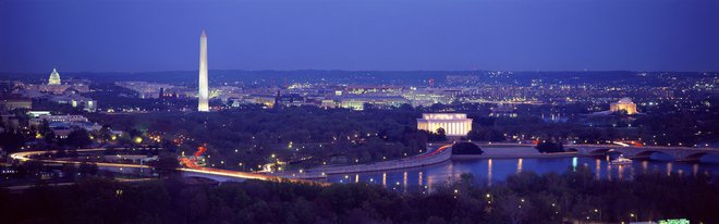 Washington D. C. 

Glavno mesto Združenih držav Amerike zaseda tretje mesto med najsvetlejšimi mega naselbinami na svetu, največ po zaslugi naravne svetlobe, Washington je deležen v povprečju sedem sončnih ur na dan. V umetni svetlobi zaživi zlasti za božič, za svetlobo pa čez leto poskrbi tudi 75.000 uličnih svetilk, s čimer se mesto uvršča na neslavno tretje mesto po svetlobni onesnaženosti.
