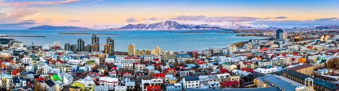 Reykjavik, Islandija 

Islandsko glavno mesto je za koga nepričakovano pri dnu svetlobne mestne lestvice, na predzad­njem mestu, zlasti če vemo, da v določenem delu leta dan traja 22 ur in sonce tedaj pravzaprav ne zaide. Vendar so na Islandiji tudi dolge zime z veliko snega, nekatera mesta so deležna sila malo sonca, v Reykjaviku sije povprečno manj kot štiri ure na dan. Zaradi redke poseljenosti je logična tudi nizka stopnja umetne svetlobe in svetlobne onesnaženosti.
