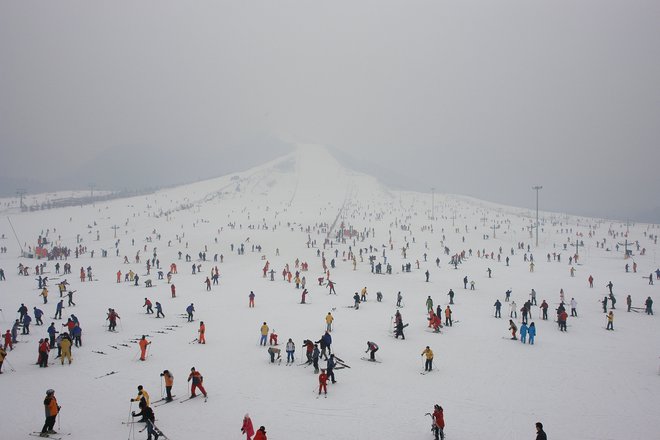 Kitajci so vzljubili zimske športe. Fotografija je nastala na enem od smučišč v bližini Pekinga. FOTO: Shutterstock
