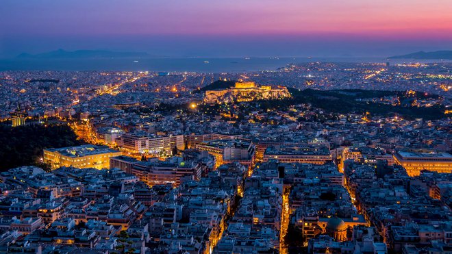 Atene, Grčija

Grško glavno mesto s svojo pričakovano poletno sončavo in razbeljenostjo ne preseneča z uvrstitvijo na šesto mesto med najsvetlejšimi. Povprečno se Atenci veselijo več kot sedmih sončnih ur in pol na dan. Tudi ponoči pa so Atene s svojimi praznamenitostmi veličastno osvetljene. Ob pol manjši svetlobni onesnaženosti kot, recimo, Moskva.
