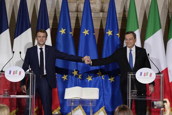 Dvojica Macron-Draghi je vizavi Scholzu, ki se bo moral kot kancler šele formirati, močan tandem. FOTO: Domenico Stinellis/AFP
