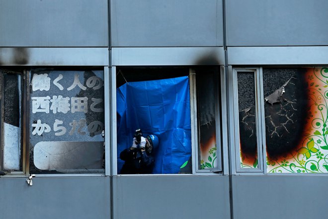 Za ogenj je menda odgovoren moški, ki je na kliniko prinesel vrečko, iz katere je iztekla vnetljiva tekočina in se zatem vžgala. FOTO: Buddhika Weerasinghe/AFP
