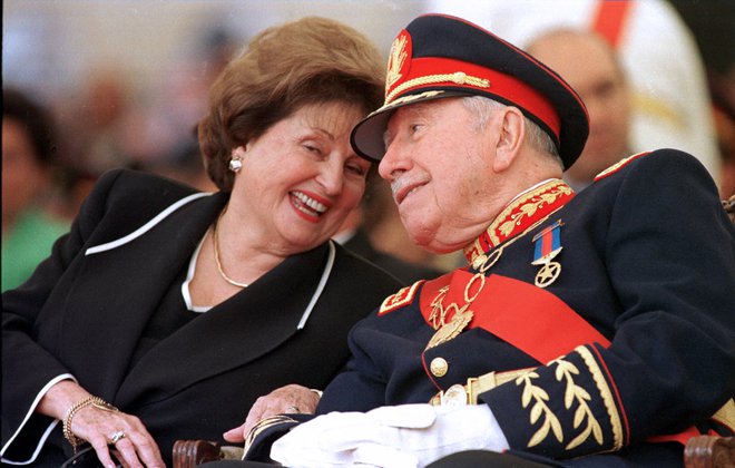 Lucia Hiriart in&nbsp;Augusto Pinochet&nbsp;leta 1998. FOTO: Cris Bouroncle/AFP
