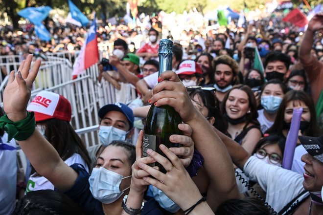 Mnogi so se na novico o smrti Lucie Hiriart odzvali z odpiranjem šampanjca. FOTO: Martin Bernetti/AFP
