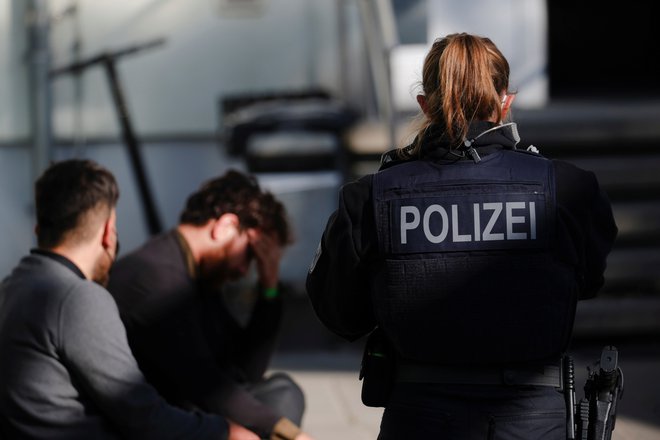 Nemška policija med prijetjem beguncev, ki naj bi iz Iraka prišli v Nemčijo skozi Belorusijo in Poljsko. FOTO: Michele Tantussi/Reuters
