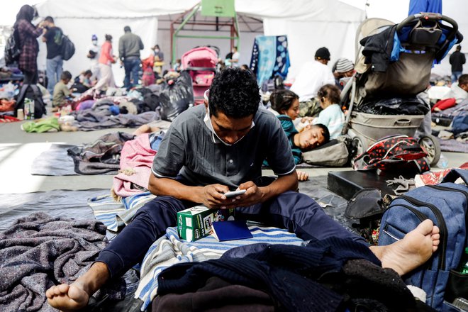 Skoraj 400.000 ilegalnim migrantom so v minulem letu dovolili na uradne postopke počakati v ZDA .&nbsp;Foto Luis Cortes/Reuters

