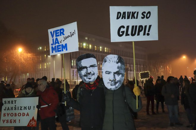 Protestnikov ni pregnal niti strupen mraz. FOTO:&nbsp;Jože Suhadolnik/Delo
