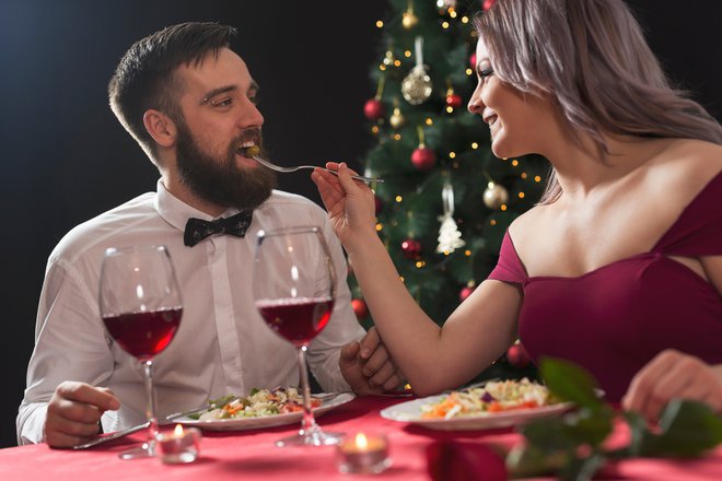Novoletna zaobljuba &raquo;Jutri bom začel jesti bolj zdravo&laquo;, ki je pogosta med božičnimi prazniki. Na žalost pa prazne obljube lahko na koncu podaljšujejo obdobje nezdravih prehranskih in gibalnih navad. FOTO: Shutterstock
