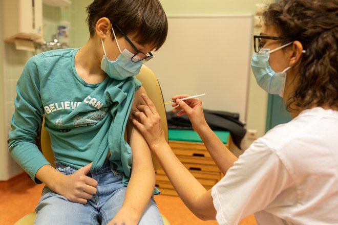 Cepljenje otrok na pediatrični kliniki v Ljubljani. FOTO: Voranc Vogel/Delo
